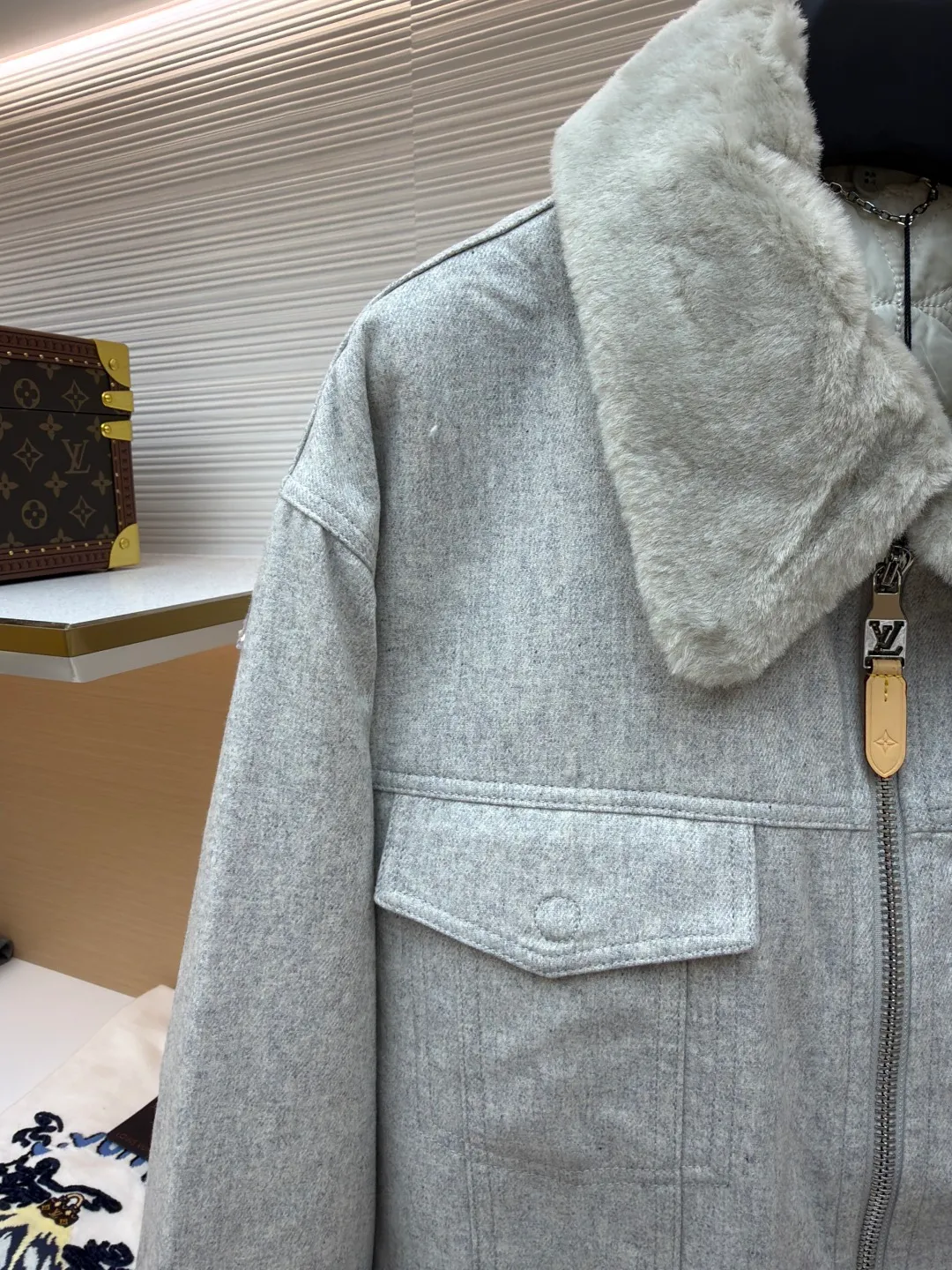 LOUIS VUITTON SKI ski series fur collar jacket ●Original version: purchased and developed by 46969 ●Item number: 1681175-D60 ●Fabric: cashmere lamb fabric ●Technology: high temperature pressing ●Color: gray ●Version: fitted version ●Weight: about 1340 grams ●Size: 46-48-50-52 ●Description: Woolen fabric made of 100% pure wool custom-dyed with floral gray yarn. The fur collar is made of real lamb fur, which is silky and skin-friendly. The diamond-embroidered pearl logo on the chest is pressed with heavy industry and high temperature. The leather tag on the back is real calfskin, artificially hand-stitched, and a customized No. 5 leather rope zipper. The overall routing is straight and delicate, the fabric is comfortable and soft, the color is consistent and there is no color difference, it can be matched with the same style to create a fashionable look, and can be used in various occasions, customized accessories, complete with three standards, the same style for men and women!